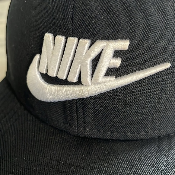 Nike Pro Dri Fit Black and White SnapBack - Picture 6 of 6